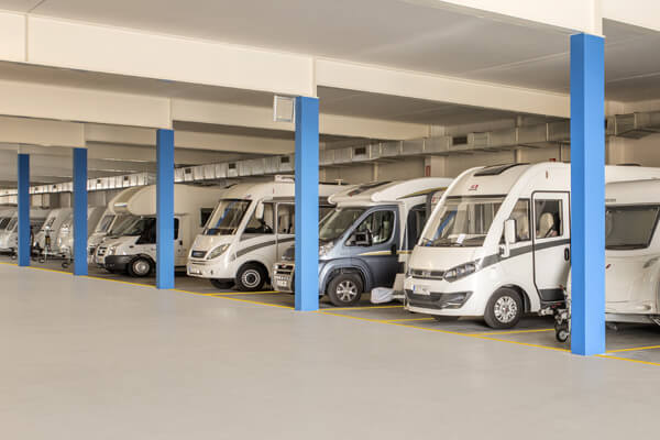 Interior del parking de autocaravanas de gorbea caravaning